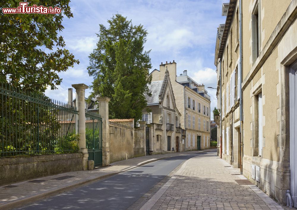 Immagine Una stradina del centro storico di Poitiers, Francia, con antiche case di epoca medievale.