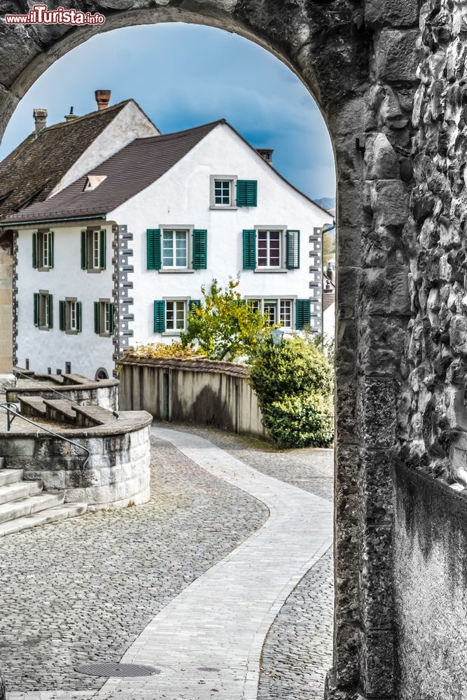 Immagine Una stradina del centro storico di Rapperswil-Jona, Svizzera: passeggiando fra le viuzze di questo borgo si possono scoprire alcuni scorci pittoreschi.