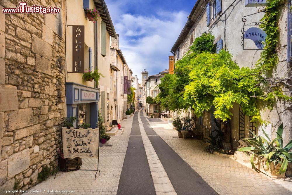 Immagine Una stradina del centro storico di Saint-Remy-de-Provence, Francia: il villaggio si trova nel dipartimento delle Bocche del Rodano nella regione della Provenza-Costa Azzurra - © Horst Lieber / Shutterstock.com