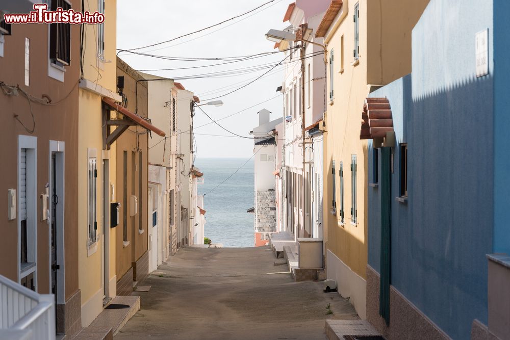 Immagine Una stradina della città di Peniche con vista sull'oceano, Portogallo.