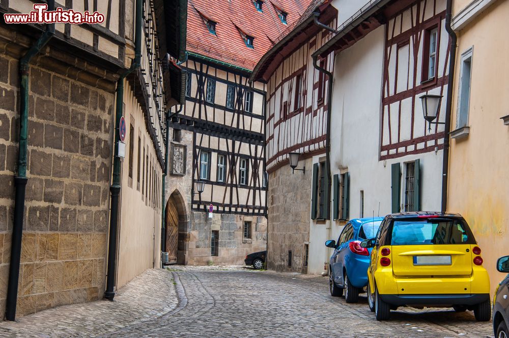 Immagine Una stradina deserta nella vecchia città bavarese di Bamberga, Germania, con case a graticcio.