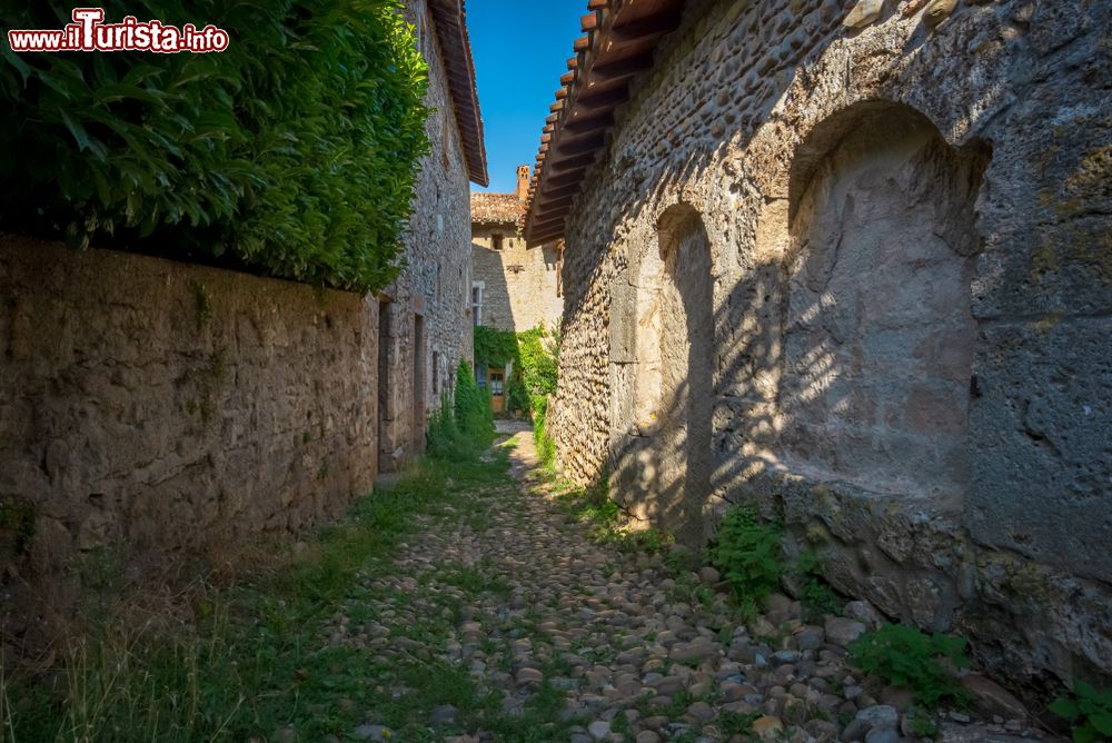 Immagine Una stradina di ciottoli nel cuore di Perouges, Francia: passeggiando per i suoi vicoli se ne respira ancora l'autentica atmosfera medievale.