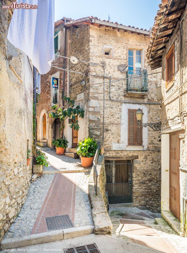 Immagine Una stradina di Poggio Moiano, provincia di Rieti (Lazio)  - © Stefano_Valeri / Shutterstock.com