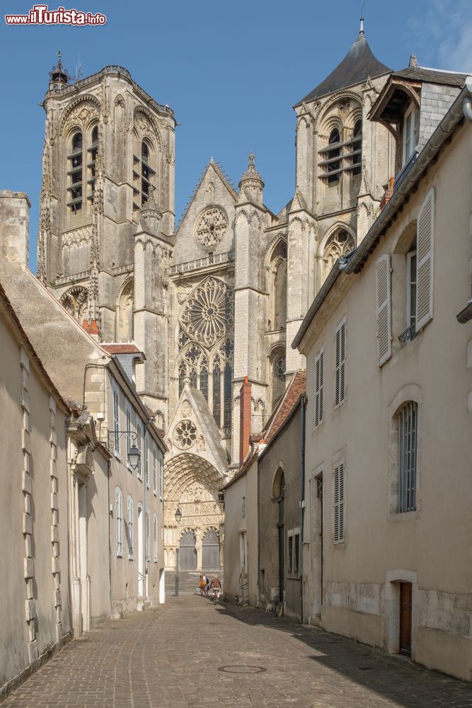 Immagine Una stradina in mattoni con vecchie case a Bourges, Francia. Sullo sfondo, la cattedrale di Santo Stefano, monumento storico nazionale dal 1862.