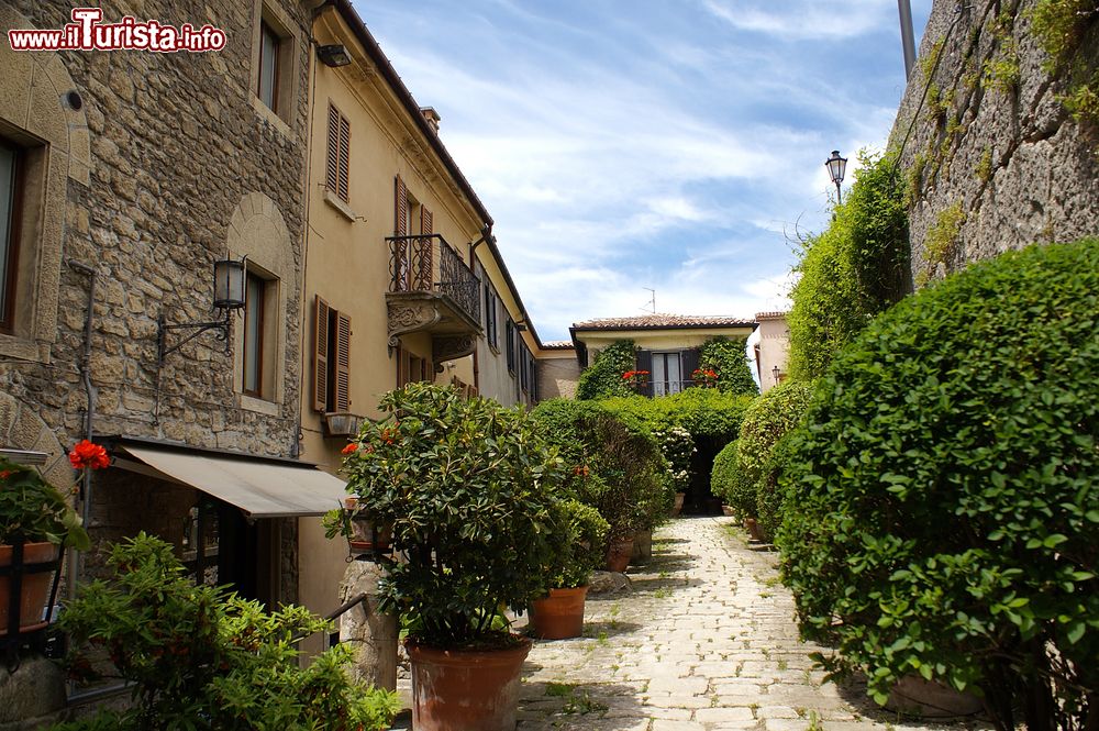 Immagine Una stradina in pietra con eleganti case affacciate nel centro storico di San Marino.