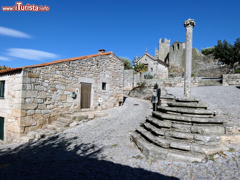 Immagine Una stradina lastricata nel centro storico di Marialva, Portogallo: qui si affacciano graziose case in pietra.