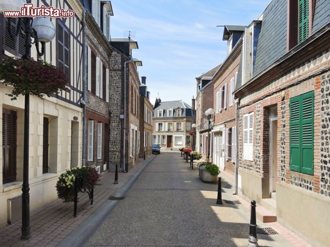 Immagine Una stradina nel centro del villaggio di Etretat, Francia. Siamo in uno dei più pittoreschi villaggi affacciati sulle acque della Manica - © vvoe / Shutterstock.com