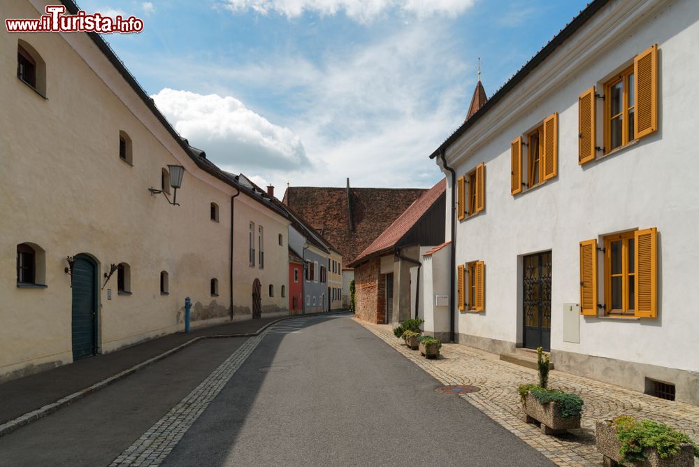 Immagine Una stradina nel centro di Bad Radkersburg, Stiria, Austria. Passeggiando per questa graziosa località termale si possono ammirare edifici antichi e moderni.