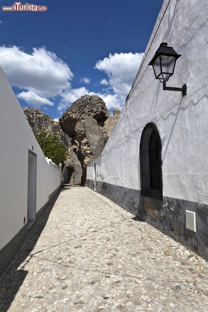 Immagine Una stradina nel centro storico di Serpa, Portogallo. Questo paese sorge su una collina a pochi chilometri dal fiume Guadiana.