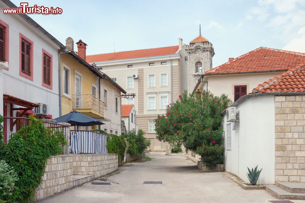 Immagine Una stradina nel centro storico di Trebinje, Bosnia Erzegovina. Siamo nell'estremo sud-est del paese, a circa 30 km dalla città croata di Dubrovnik.