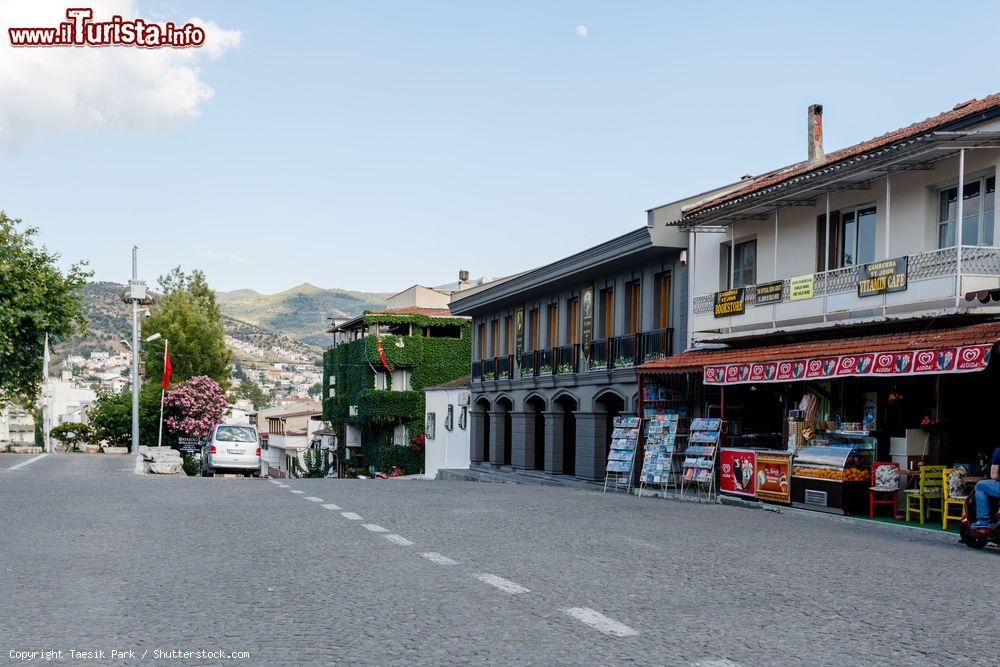 Immagine Una stradina nella città di Selcuk, Turchia. Selcuk è conosciuta soprattutto per essere vicinissima a Efeso e alle sue antiche rovine - © Taesik Park / Shutterstock.com