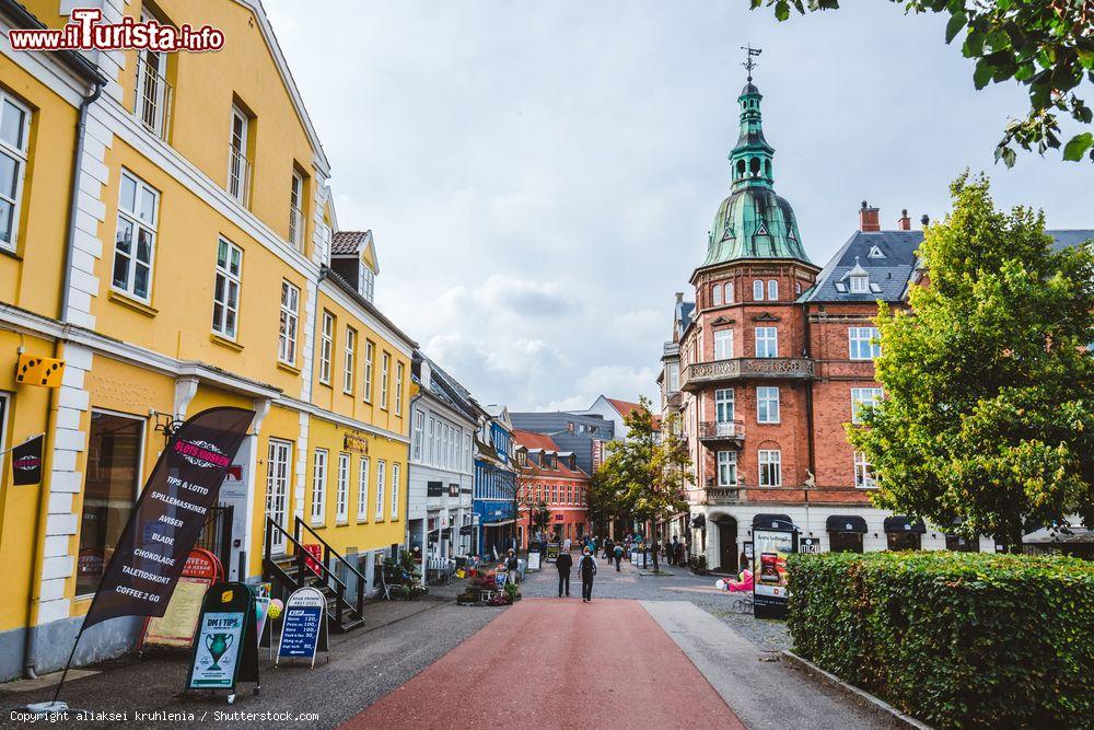 Immagine Una stradina pedonale a Hillerod, Danimarca. Uno scorcio fotografico delle vecchie case scandinave, dei ristoranti e delle viuzze in pietra nei pressi del castello cittadino - © aliaksei kruhlenia / Shutterstock.com