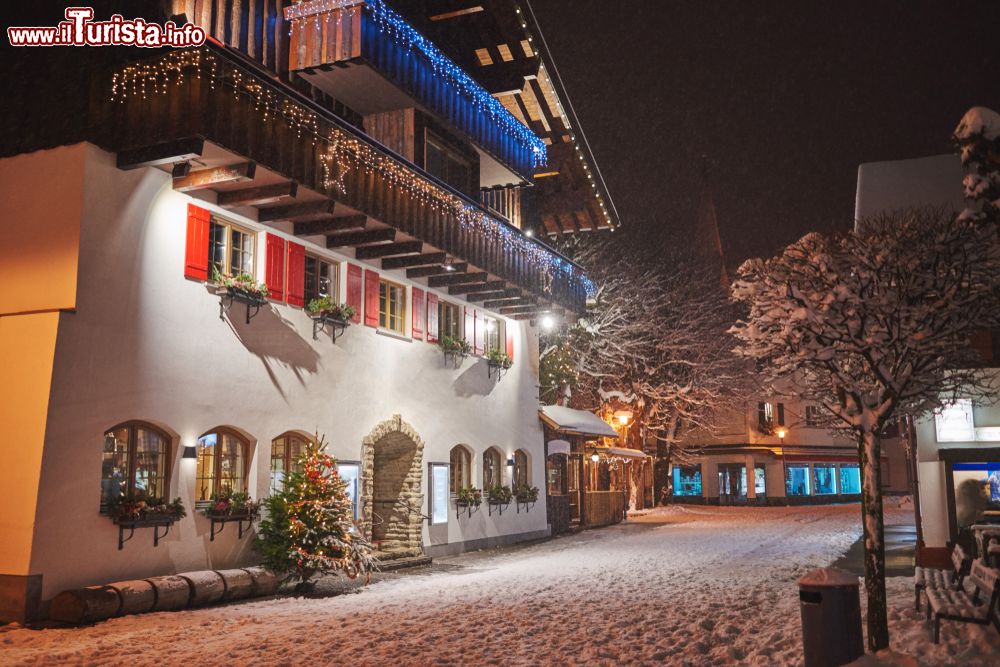 Immagine Una stradina ricoperta di neve nel centro di Oberstdorf by night (Germania).