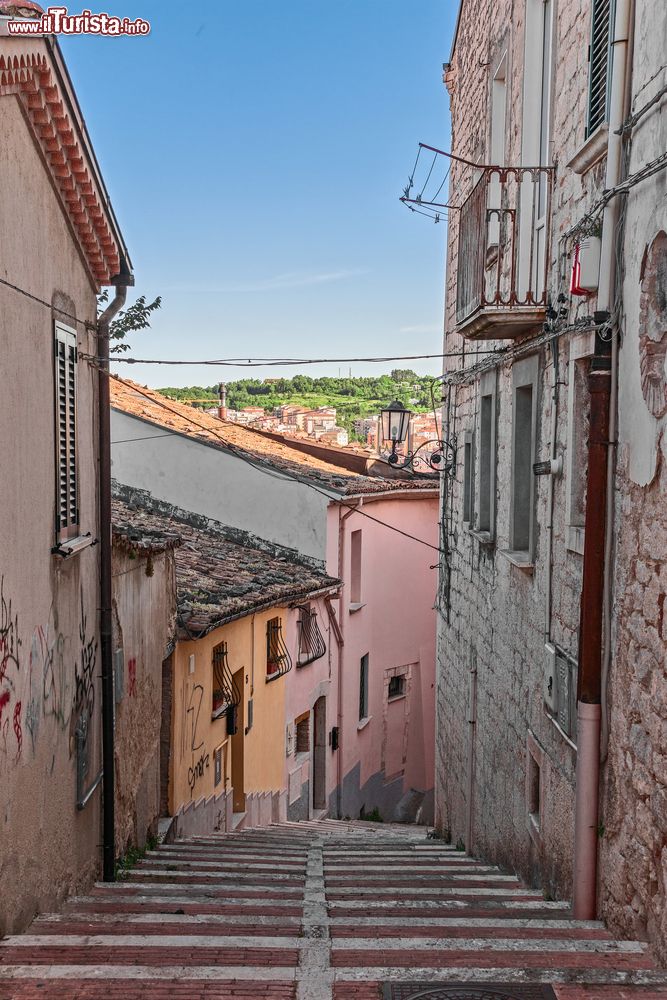 Immagine Una stradina tipica del centro storico di Campobasso, Molise, Italia.