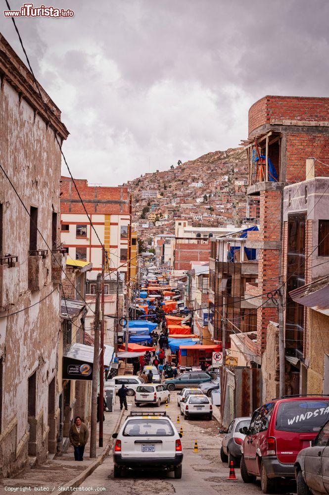 Immagine Una stradina trafficata nel centro cittadino di Oruro, Bolivia - © buteo / Shutterstock.com