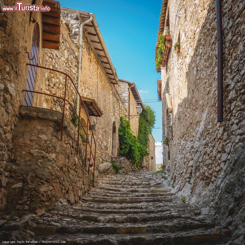 Immagine Una stretta scalinata che conduce al Castello di Pissignano in Umbria - © Paolo Paradiso / Shutterstock.com