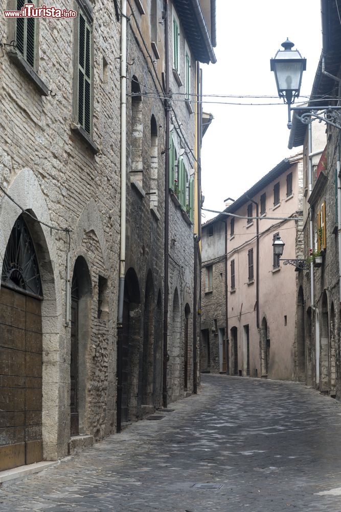 Immagine Una stretta strada del borgo medievale di Cagli nelle Marche