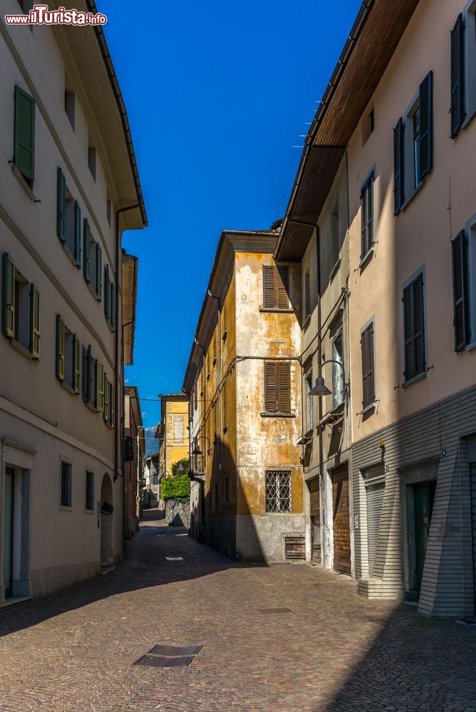 Immagine Una stretta strada del centro di Tirano in Lombardia