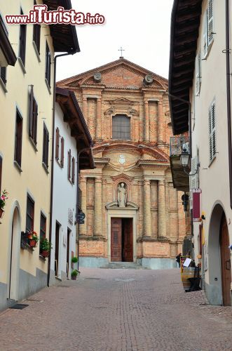 Immagine Una stretta stradina del villaggio di La Morra, Cuneo, Piemonte