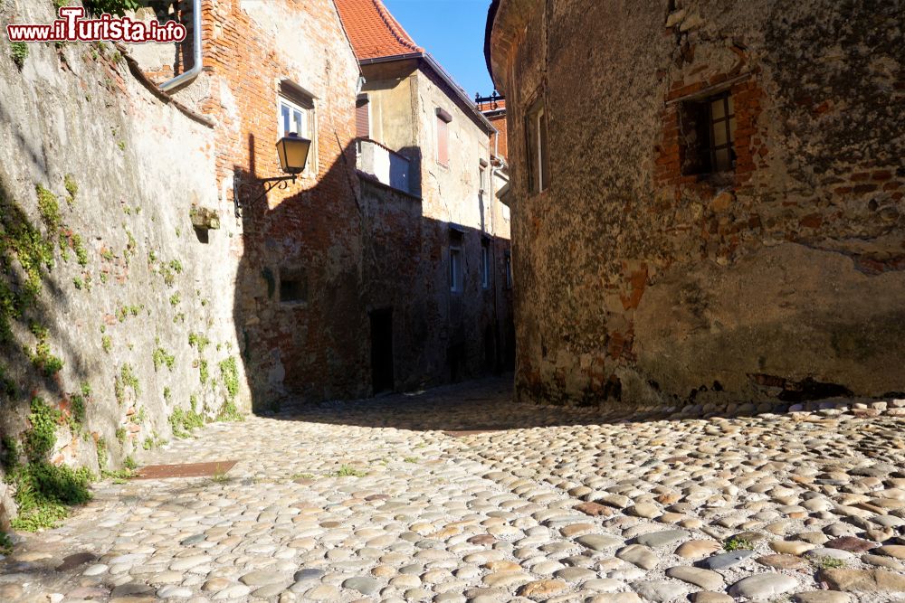 Immagine Una stretta viuzza nella città antica di Ptuj, Slovenia. Ptuj, la più antica fra tutte le località del paese, vanta una storia e tradizioni millenarie.