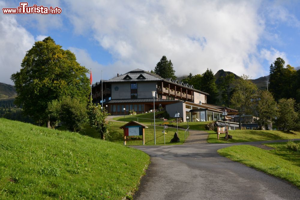 Immagine Una struttura alberghiera a Stoos, Svizzera. Con i suoi hotel, appartamenti per vacanze e alloggiamenti per gruppi, il paese di Stoos è un luogo di villeggiatura ideale per le famiglie con bambini.