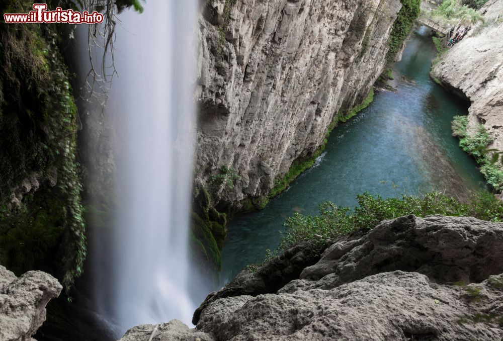 Immagine Una suggestiva cascata nel Monastero di Pietra a Nuevalos, Spagna. Il fiume Piedra passando nei pressi del monastero crea numerose cascate che si dividono a loro volta in innumerevoli rivoli. 