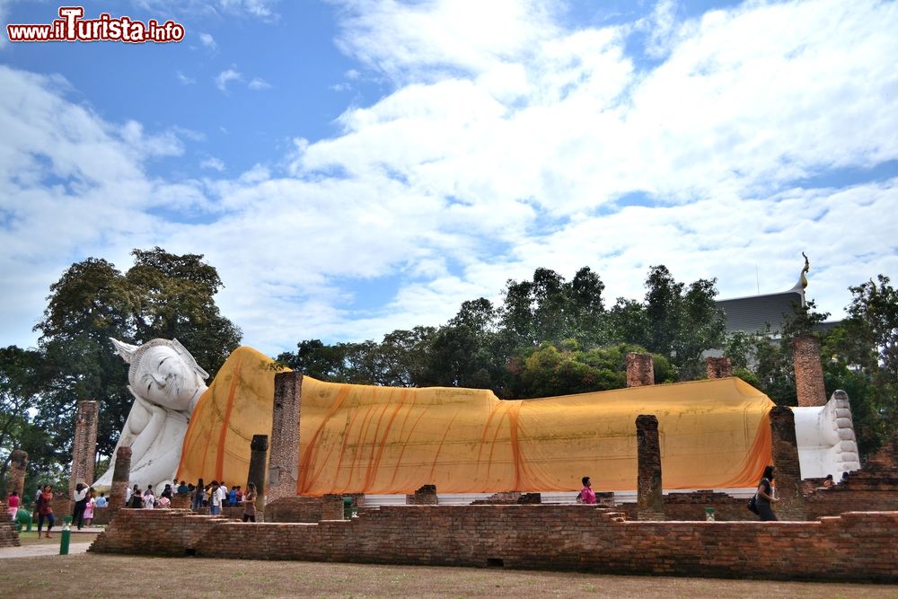 Immagine Una suggestiva immagine del Buddha sdraiato a Ang Thong, Thailandia.