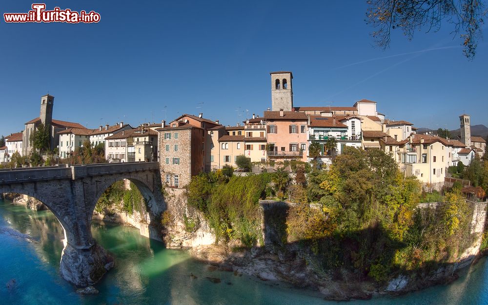 Immagine Una suggestiva immagine del Ponte del Diavolo e del centro abitato di Cividale del Friuli, Udine, Italia.