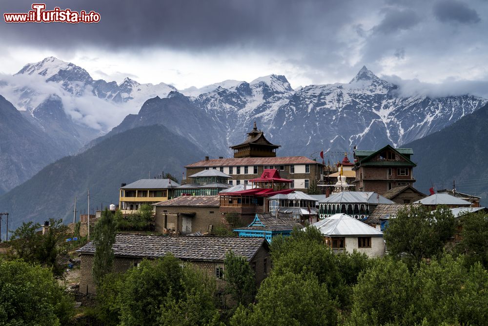 Immagine Una suggestiva immagine della regione di Kalpa, Himachal Pradesh, India. Siamo in un villaggio di montagna nel nord dell'India.