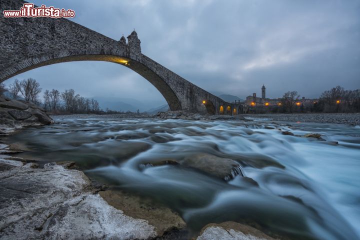 Immagine Una suggestiva immagine notturna dell'antico ponte di Bobbio, Piacenza, Emilia Romagna. E' stato denominato Gobbo per via degli 11 archi disuguali fra loro e posti a differenti altezze.