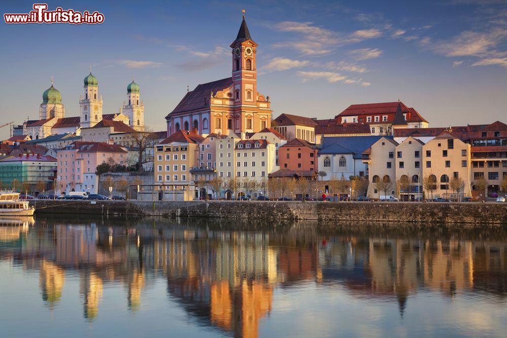 Immagine Una suggestiva skyline di Passau durante il tramonto, Germania.