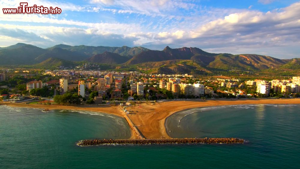 Immagine Una suggestiva veduta aerea di Benicassim, Spagna: con un passato da feudo arabo fra i più importanti del paese, Benicassim mostra splendide testimonianze del suo passato storico.