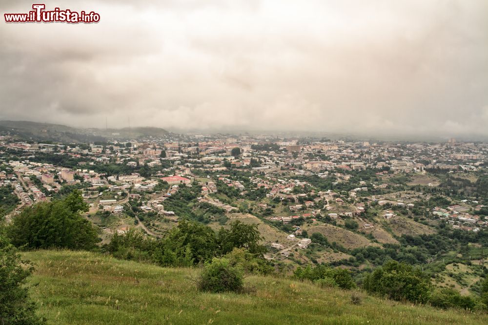 Immagine Una suggestiva veduta aerea di Stepanakert, repubblica di Nagorno-Karabakh, in una giornata nuvolosa.