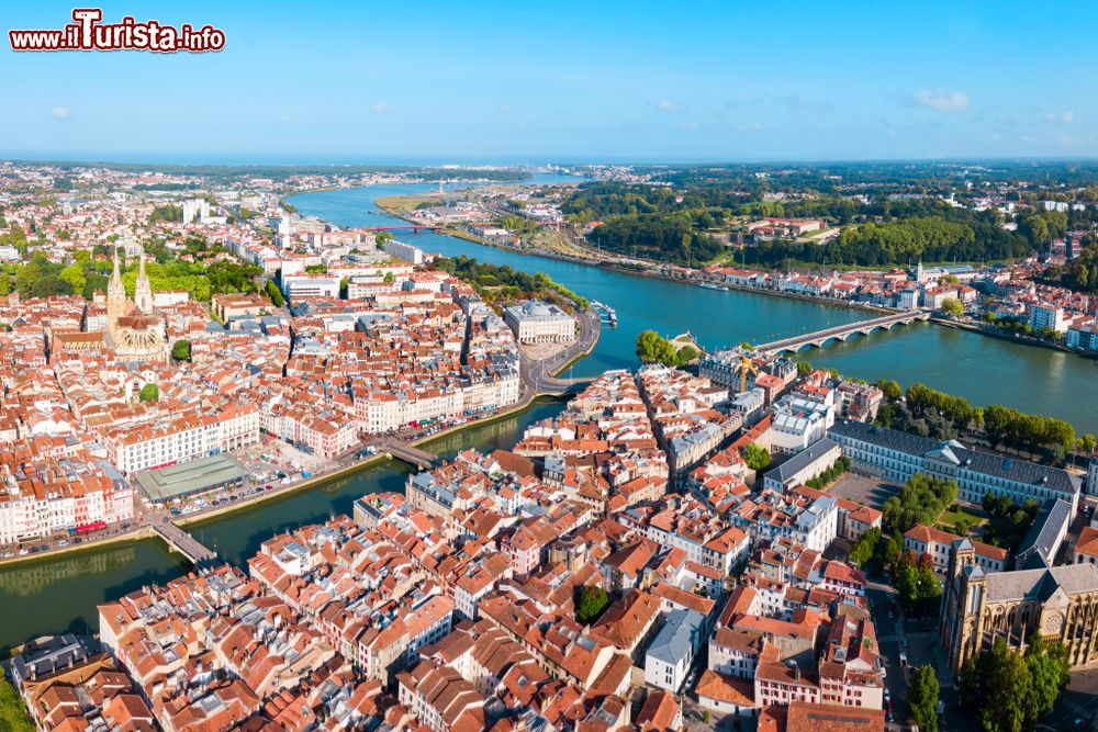 Immagine Una suggestiva veduta aerea panoramica di Bayonne, Francia: qui, nel luglio del 1808, Napoleone firmò la Prima Costituzione del Regno di Napoli.