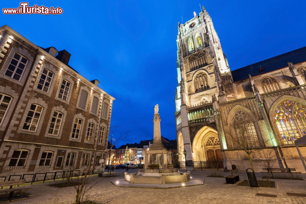 Immagine Una suggestiva veduta by night della basilica di Tongeren, Fiandre, Belgio. Eretta in gotico brabantino, questa chiesa è caratterizzata dalla possente torre-portico della facciata.