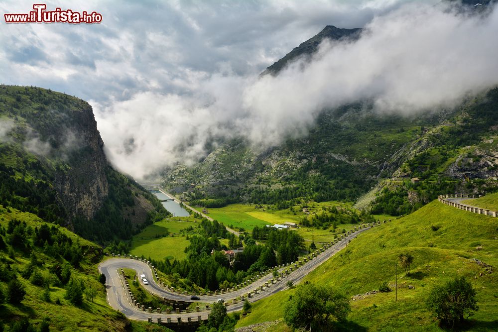 Immagine Una suggestiva veduta dal colle del Moncenisio in Francia: la strada di montagna sul lato italiano che dal monte collega Val Cenis con la località di Susa.