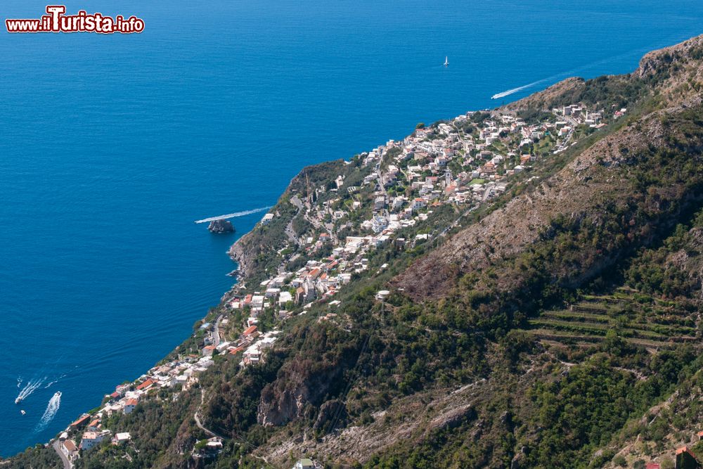 Immagine Una suggestiva veduta dall'alto del villaggio di Furore, Costa d'Amalfi, Campania.