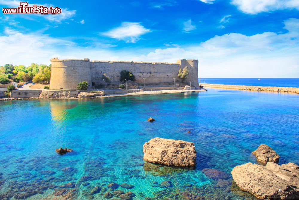 Immagine Una suggestiva veduta del castello di Kyrenia, isola di Cipro. Situato all'estremità orientale del vecchio porto, questo castello del XVI° secolo venne edificato dai veneziani; fra le sue mura si trova una cappella del XII° secolo e il museo del Naufragio.