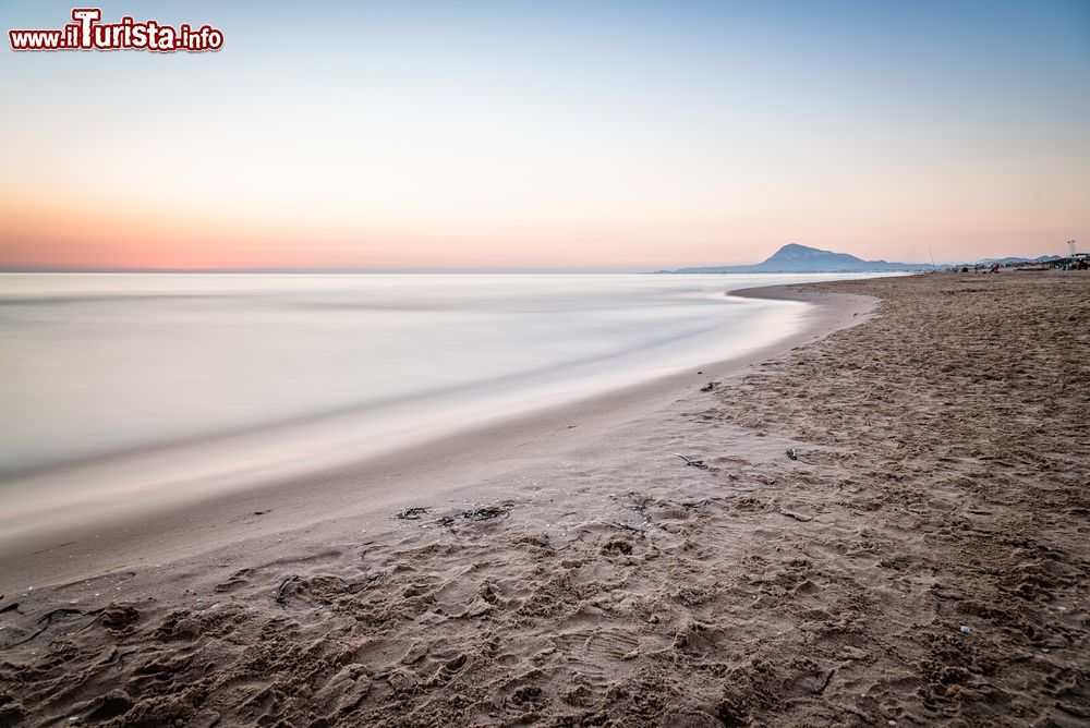 Immagine Una suggestiva veduta del mare di prima mattina a Oliva, Spagna.