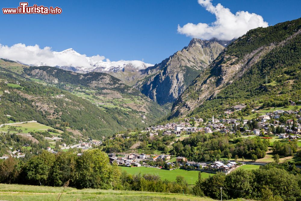 Immagine Una suggestiva veduta del Monte Bianco dal borgo di Valpelline, Valle d'Aosta. Situata a 960 metri di altitudine, Valpelline è costituita da 23 frazioni.