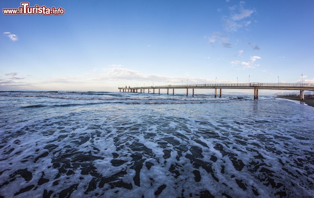 Immagine Una suggestiva veduta del pontile di Marina di Pietrasanta, Toscana.