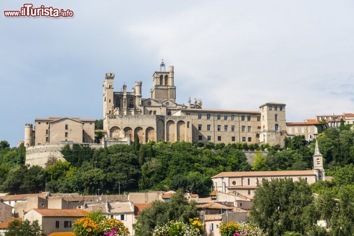 Immagine Una suggestiva veduta della cattedrale di Beziers, Francia. Dedicata a Saint Nazaire, la chiesa venne fondata sul sito di un tempio romano - © 171048977 / Shutterstock.com