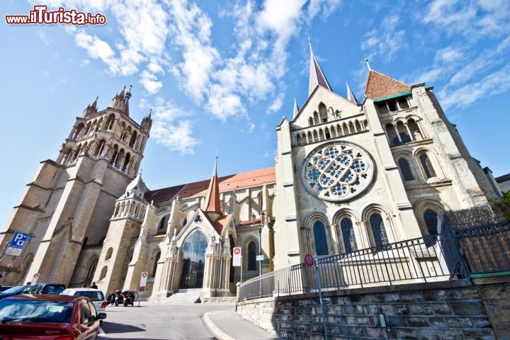 Immagine Una suggestiva veduta della cattedrale di Losanna, Svizzera. Simbolo della capitale del cantone Vaud, i 152 metri di altezza di questo edificio religioso sono una scalinata immaginaria per raggiungere Dio - © nui7711 / Shutterstock.com