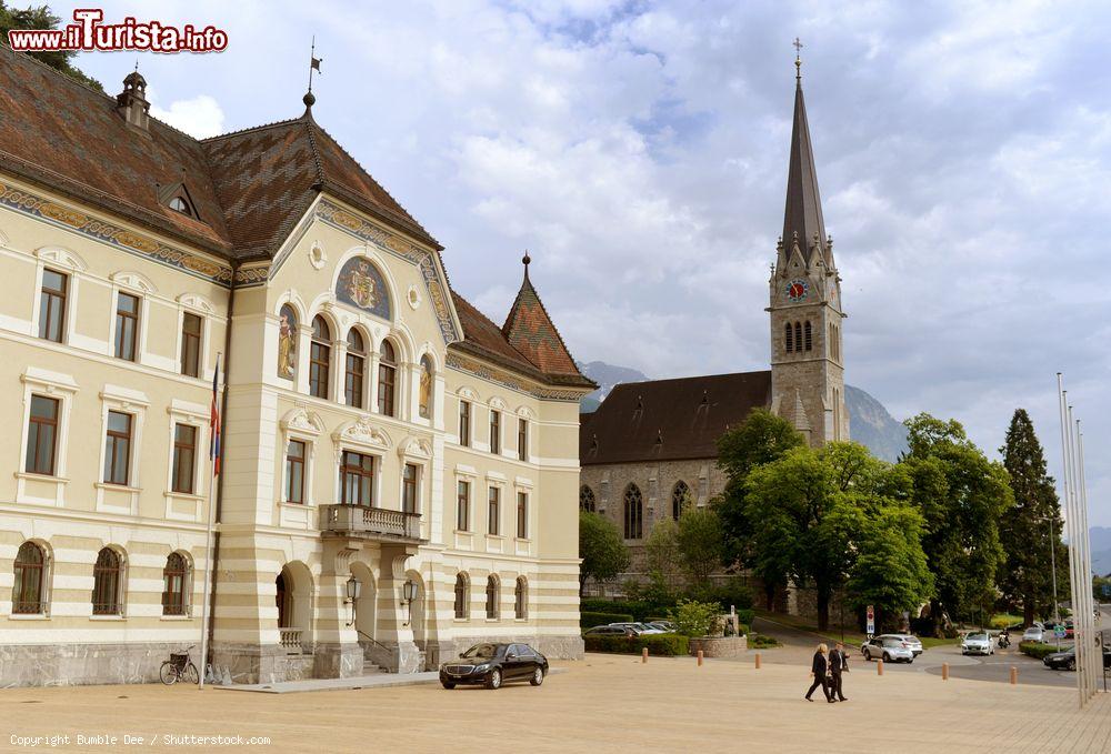 Immagine Una suggestiva veduta dell'antico Parlamento di Vaduz con la chiesa di St. Florin sullo sfondo, Liechtenstein. - © Bumble Dee / Shutterstock.com