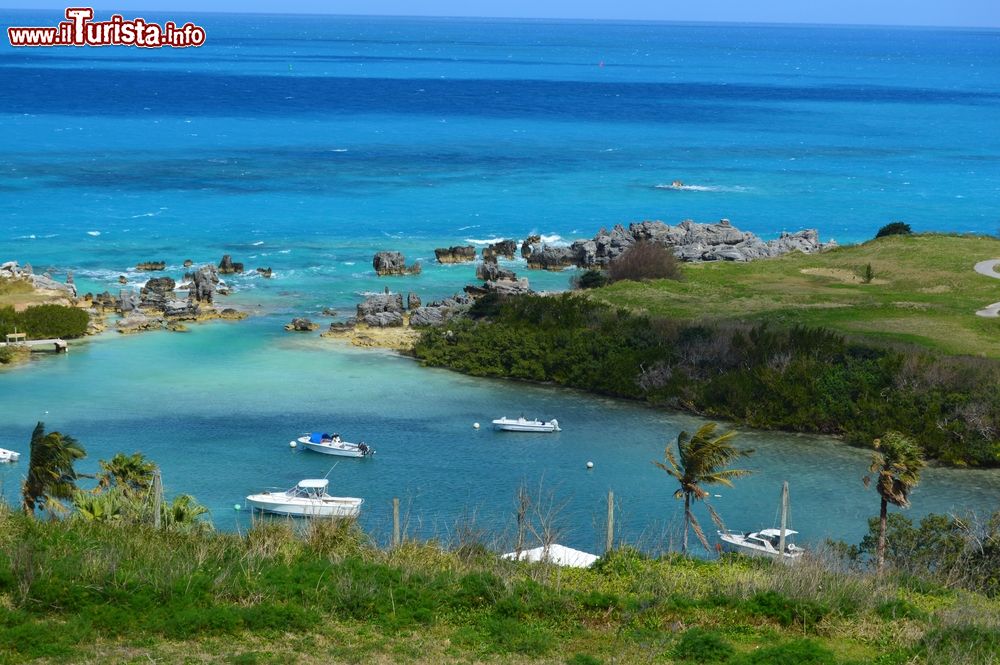 Immagine Una suggestiva veduta di Achilles Bay a St. George's, Bermuda. Barche e yachts ormeggiano in questa insenatura circondate da una natura lussureggiante e dalle acque cristalline dei Caraibi.