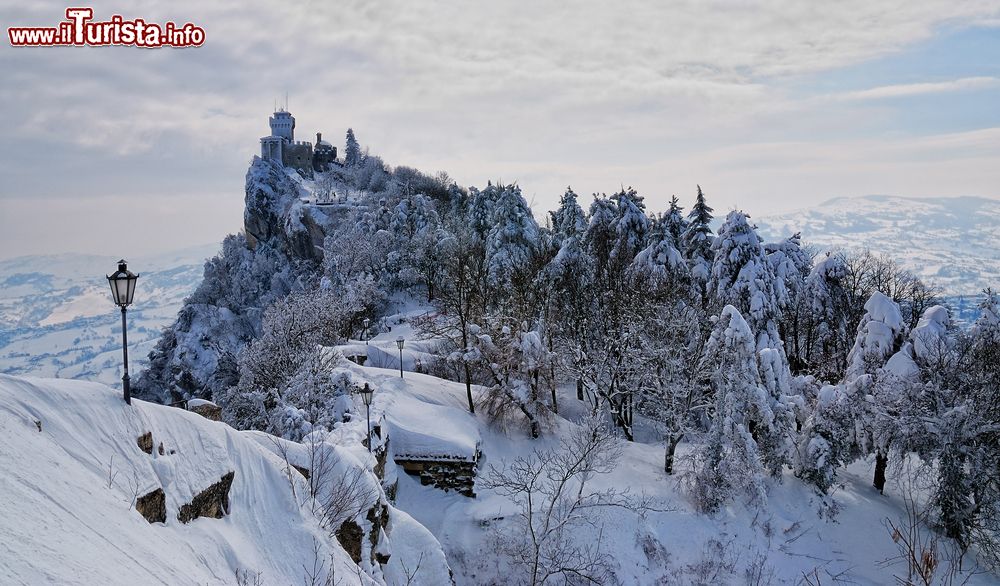 Immagine Una suggestiva veduta di San Marino sotto la neve. Il clima è mite con estati calde e inverni freschi; nei mesi invernali si possono verificare anche precipitazioni nevose.