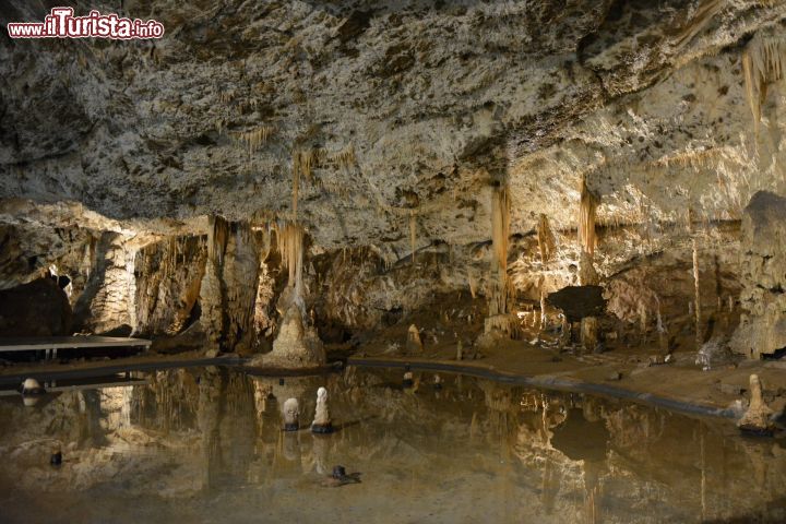 Immagine Una suggestiva veduta interna delle grotte di Punkva, Blansko, Repubblica Ceca.