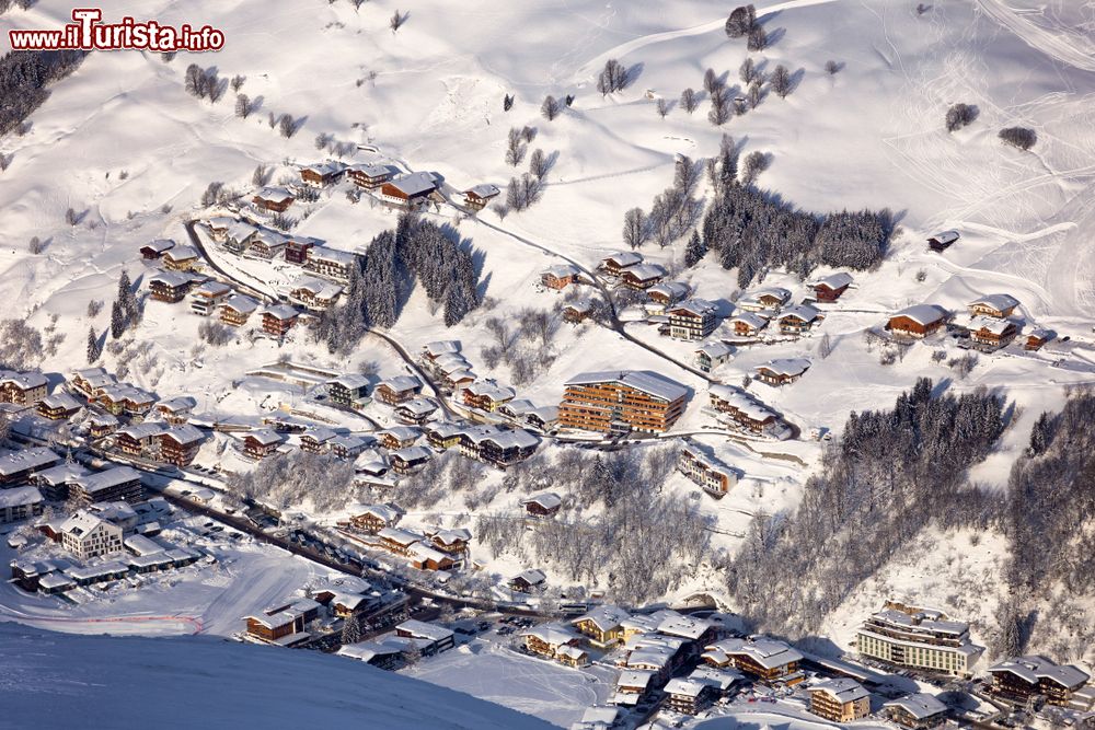 Immagine Una suggestiva veduta invernale dall'alto dello Ski resort Saalbach-Hinterglemm a Leogang, Austria.