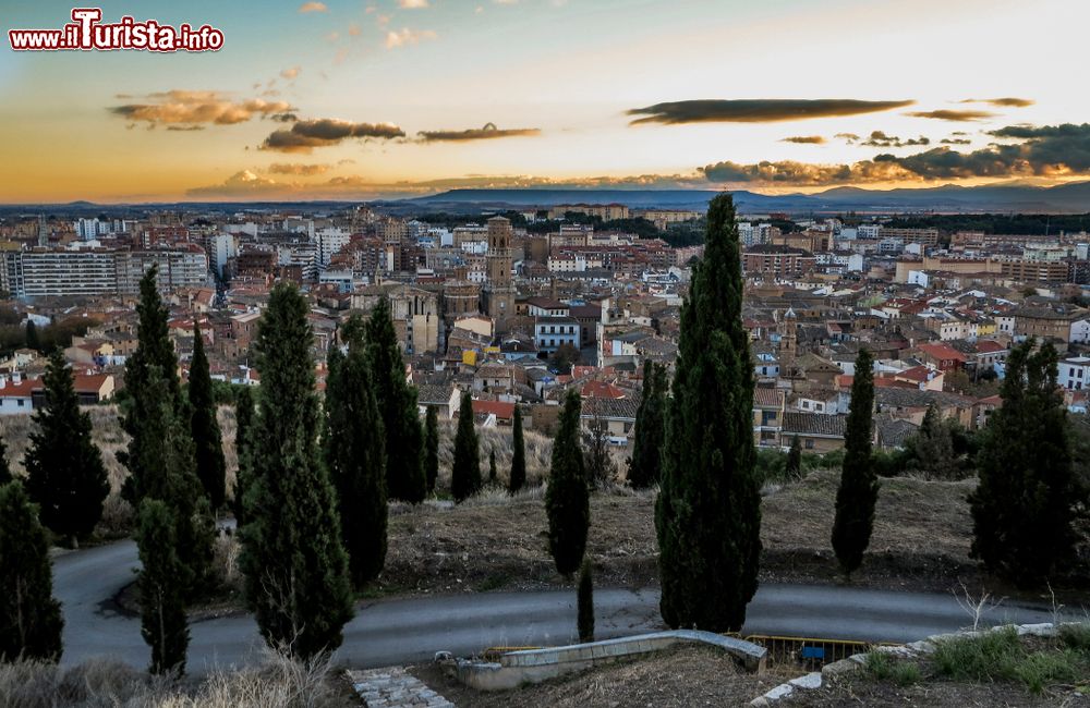 Immagine Una suggestiva veduta panoramica dall'alto di Tudela, Spagna: la città gode di una posizione privilegiata per la fertilità del terreno e per le agevoli comunicazioni con il resto del territorio.