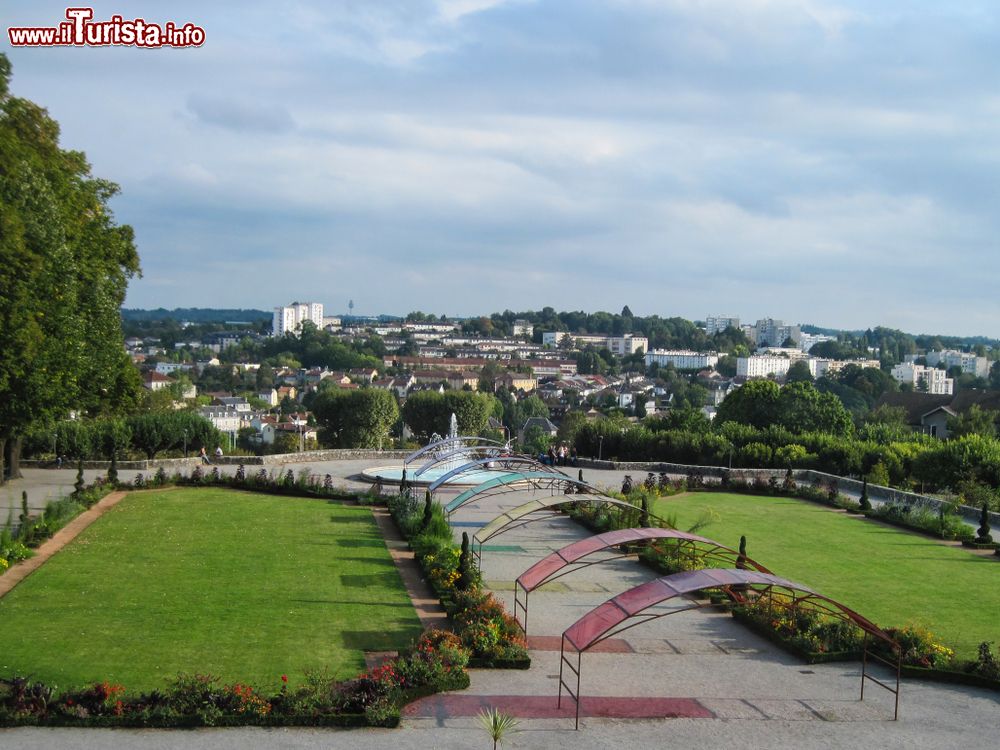 Immagine Una suggestiva veduta panoramica della cittadina di Limoges, Francia.